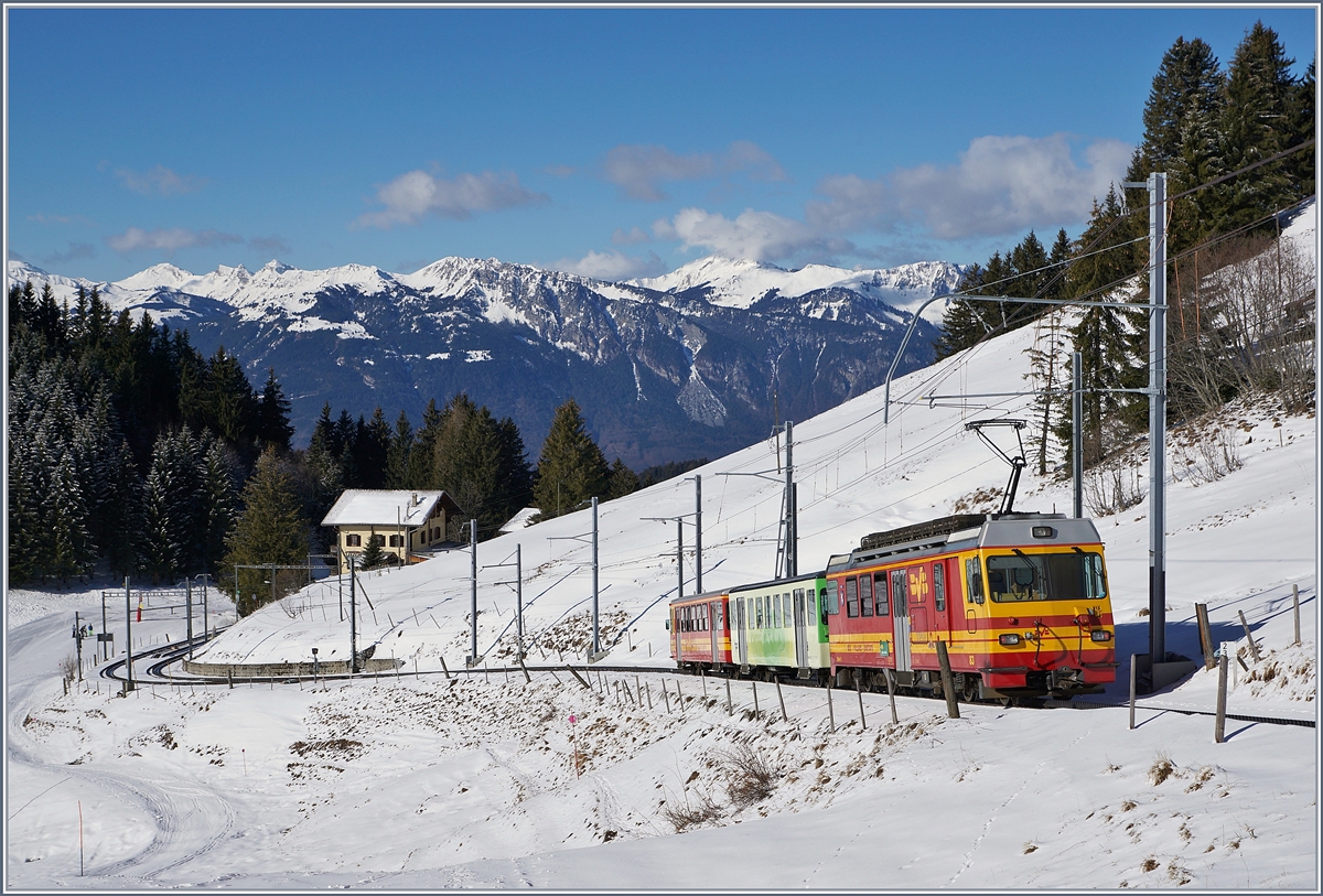 Der BVB TPC BDeh 4/4 83 ist mit seinem Regionalzug 815 auf Talfahrt und wird in Kürze die Station Col-de-Soud erreichen.

5. März 2019