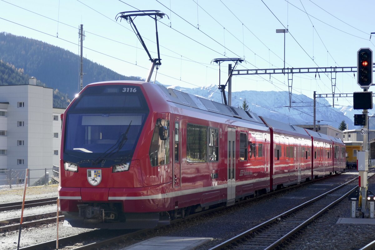 Der Capricorn ABe 4/16 3116 der RhB am 13.11.22 beim Bahnhof Davos Platz abgestellt.