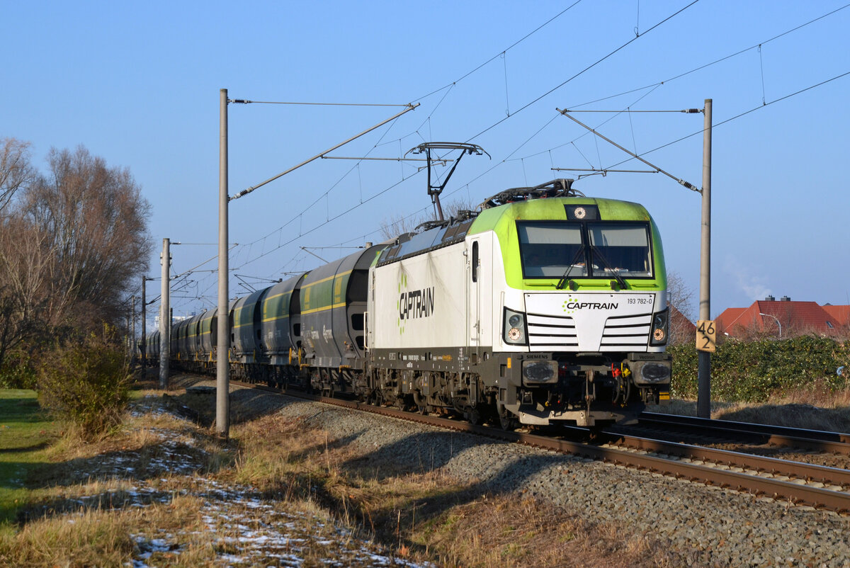 Der Captrain-Vectron 193 782 schleppte am 07.12.21 einen Agro-Terminal-Silozug durch Greppin Richtung Bitterfeld.