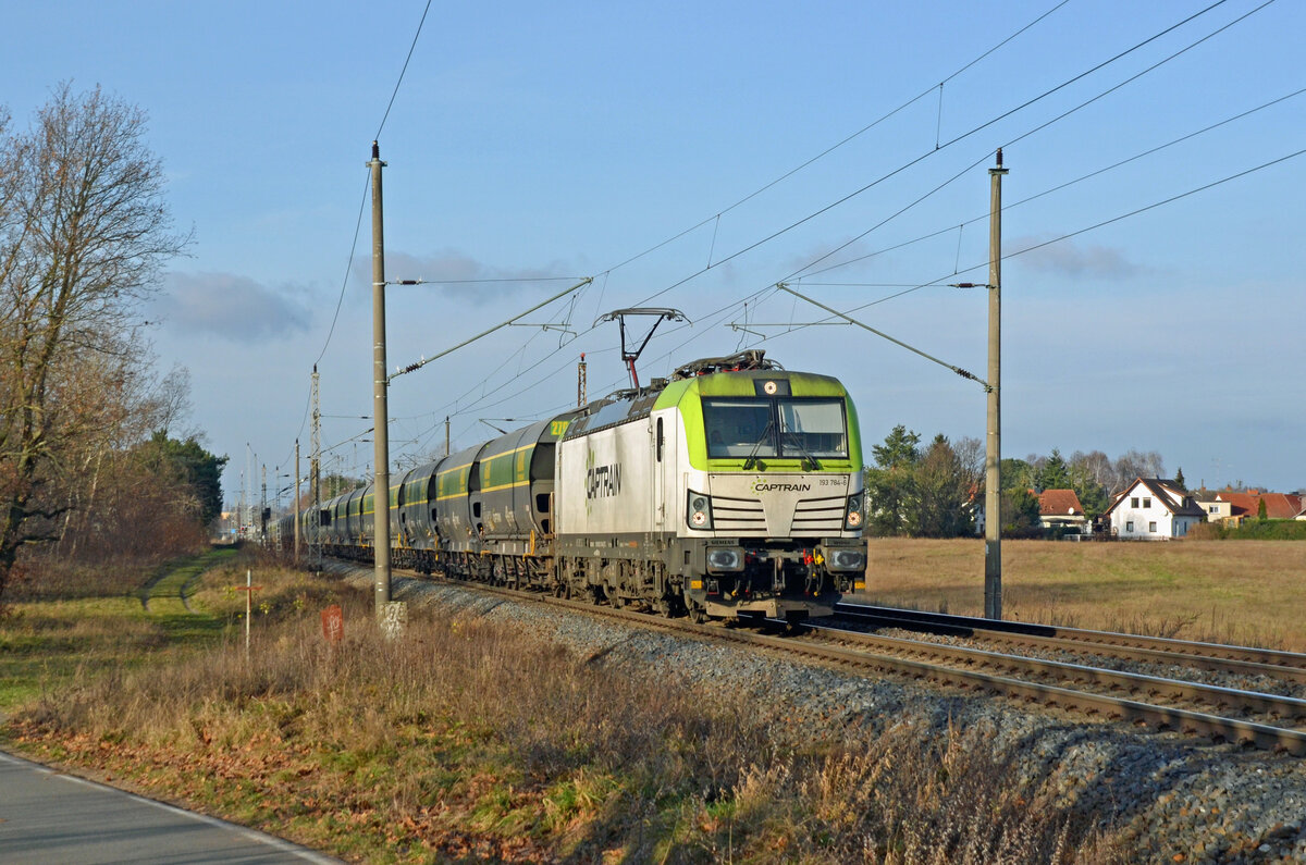 Der Captrain-Vectron 193 784 führte am 17.12.23 einen Agro-Terminal-Silozug durch Wittenberg-Labetz Richtung Falkenberg(E).
