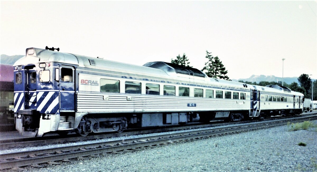 Der Cariboo Prospector der BC Rail wurde fast 50 Jahre mit Budd Rail Diesel Cars (RDCs) zwischen Vancouver North und Prince George betrieben. Der Zug hier kam am 15.7.1997 von Lilooet kommend in Vancouver North an. Am 30.10.2002 endete der Personenverkehr der BC Rail.
BC Rail wurde inzwischen an Canadian National verkauft.
Farbnegativscan