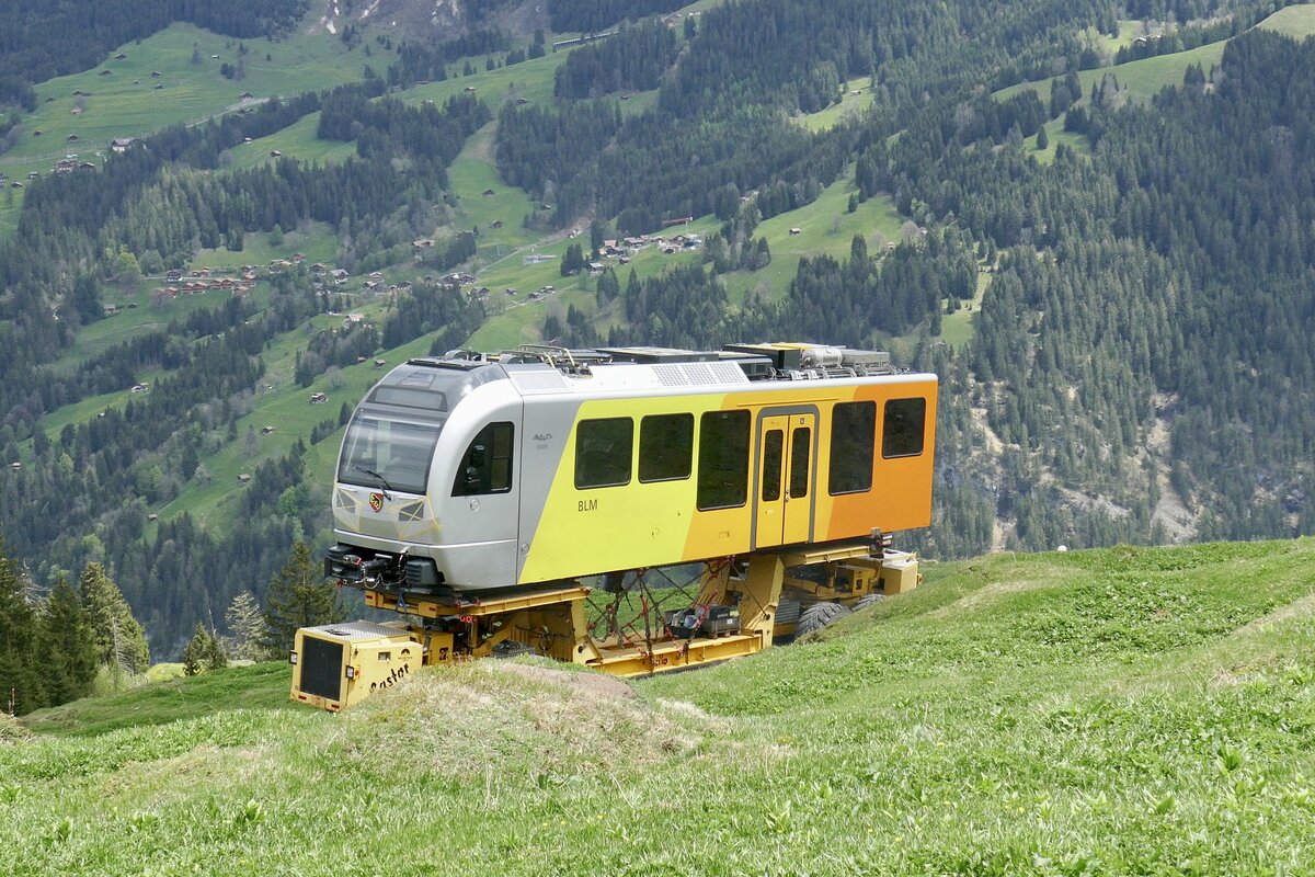 Der Castor/Pollux Transporter mit dem ersten Zugteil des Be 4/6 101  Eiger  der am 13.5.24 unterhalb der Winteregg ist.