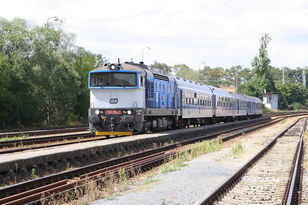 Der von der CD 750 710-6 gezogene R 663  Petr Vok  (Plzen hl.n. - Brno hl.n.) fährt am 15.August 2018 in den Bahnhof Namest nad Oslavou ein.
