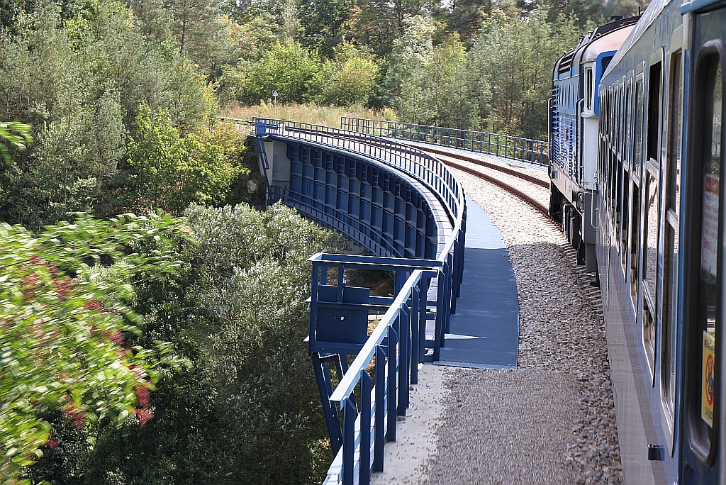 Der, von der CD 750 710-6 gezogene, R 663  Petr Vok  (Plzen hl.n. - Brno hl.n.) befährt am 15.August 2018 die Brücke über die Oslava nahe dem Bahnhof Namest nad Oslavou.