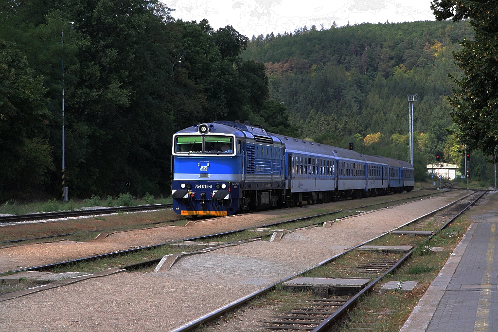 Der von der CD 754 016-40 gezogene R 661  Bezdrev  (Plzen hl.n. - Brno hl.n.) fährt am 15.August 2018 durch den Bahnhof Zastavka u Brna.