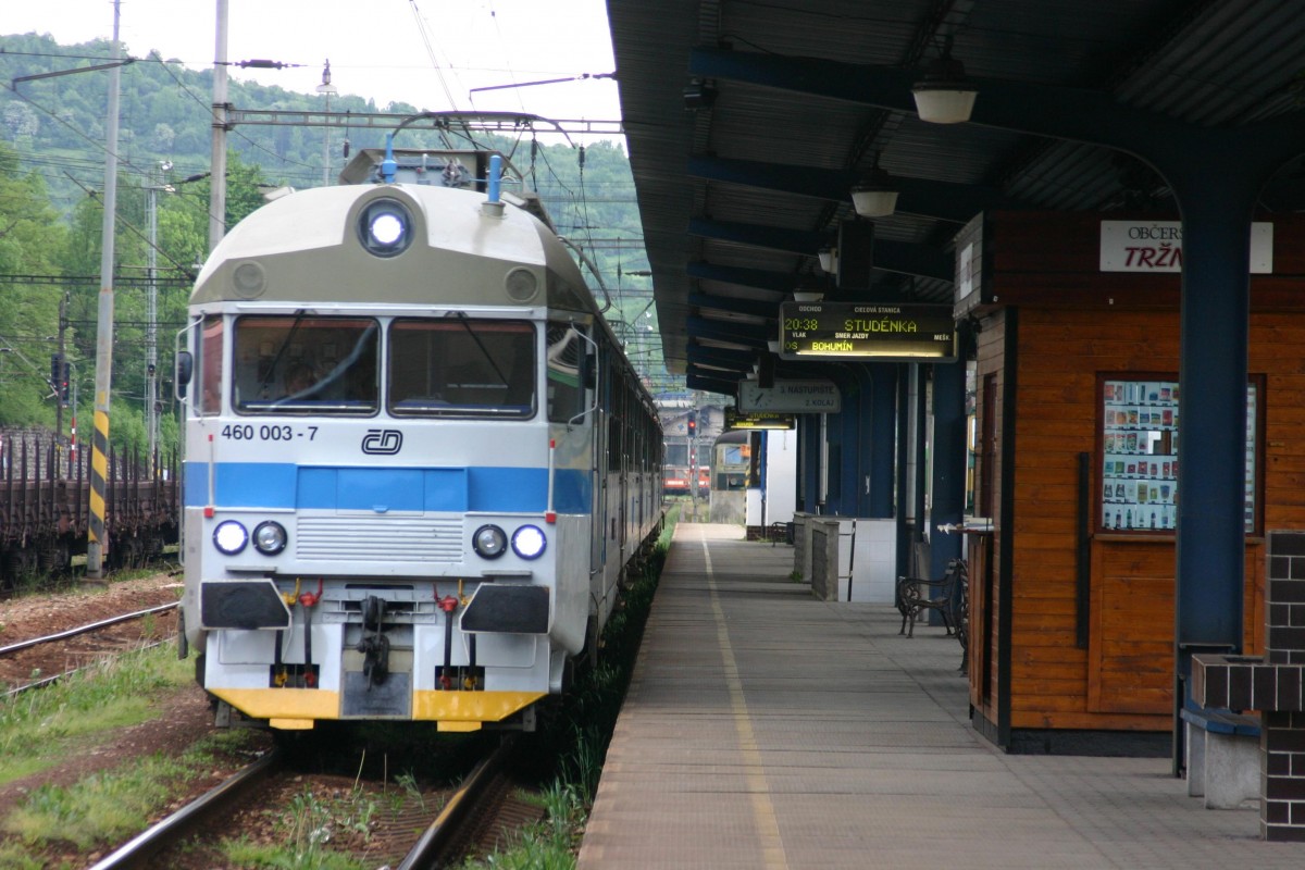Der CD Elektrotriebzug 460003 steht am 31.05.2005 am Bahnsteig im slowakischen
Bahnhof Cadca.