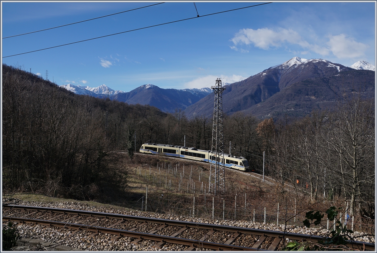 Der Centovalli-Express CEX 34 von Locarno nach Domodossola hat kurz nach Trontano die erste Kehrschleife hinter sich gelassen und fährt nun Richtung Cerggio.
1. März. 2017