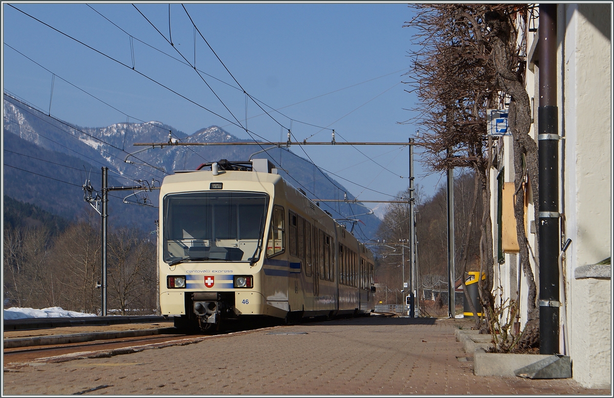 Der CentovalliExpress (CEX) 34 von Locarno nach Domodossola verlässt Re. 
19. Màrz 2015