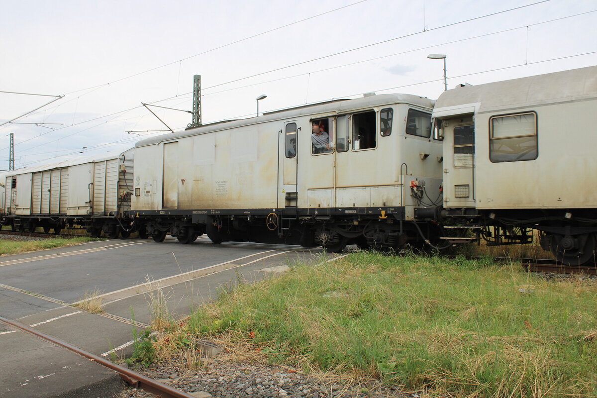 Der Certis Belchim B.V. Spritzwagen mit F�hrerstandskabine 99 80 9395 018-1 D-CERT in einem Unkrautspritzzug Richtung Erfurt Gbf, am 07.07.2026 in Erfurt Ost. 