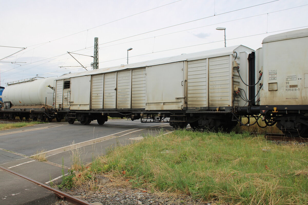 Der Certis Belchim B.V. Vorratswagen 99 80 9395 015-7 D-CERT in einem Unkrautspritzzug Richtung Erfurt Gbf, am 07.07.2026 in Erfurt Ost. 