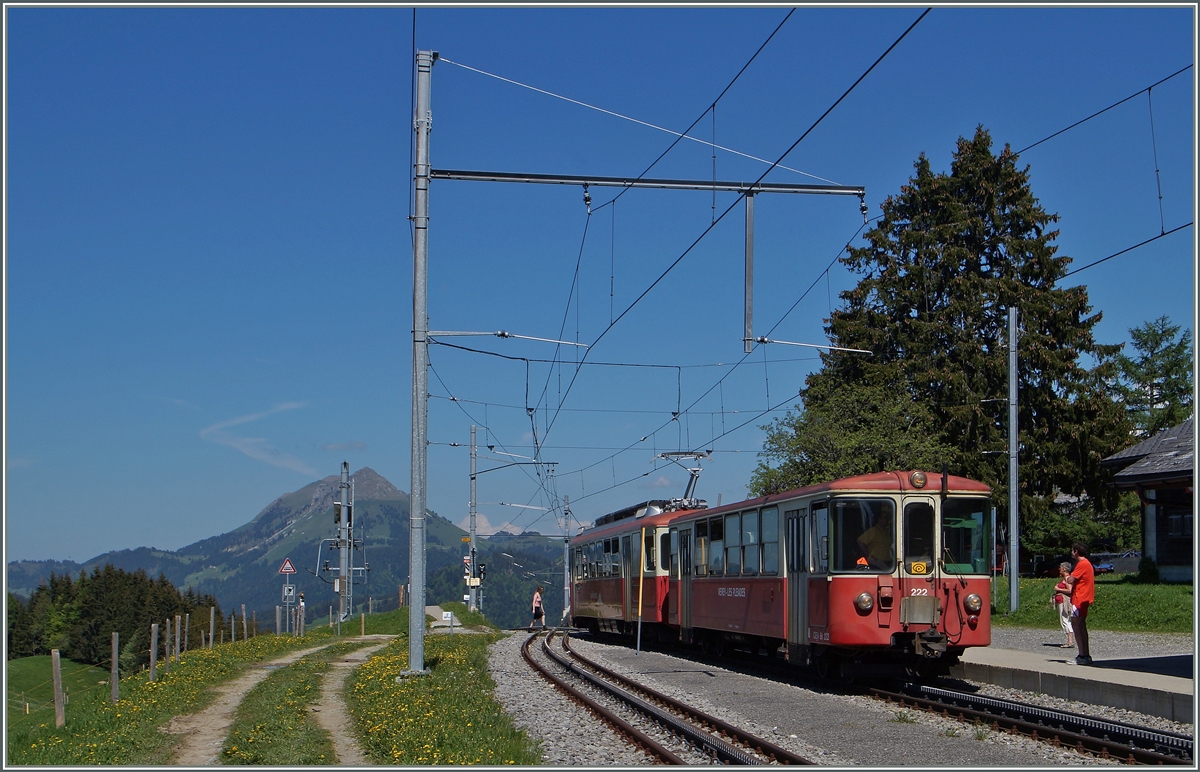 Der CEV BDe 2/4 74 hat sich und den Bt 222 gut zur Gipfelstation Les Pléiades hochgezahnt und wird nach einem kurzen Aufenthalt wieder nach Blonay zurück fahren.
18. Mai 2015