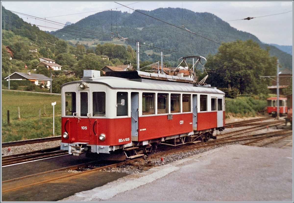 Der CEV BDe 4/4 105 steht schön herausgeputzt für Eisenbahnfreunde aus Deutschland in Blonay bereit. 

Ende August 1986