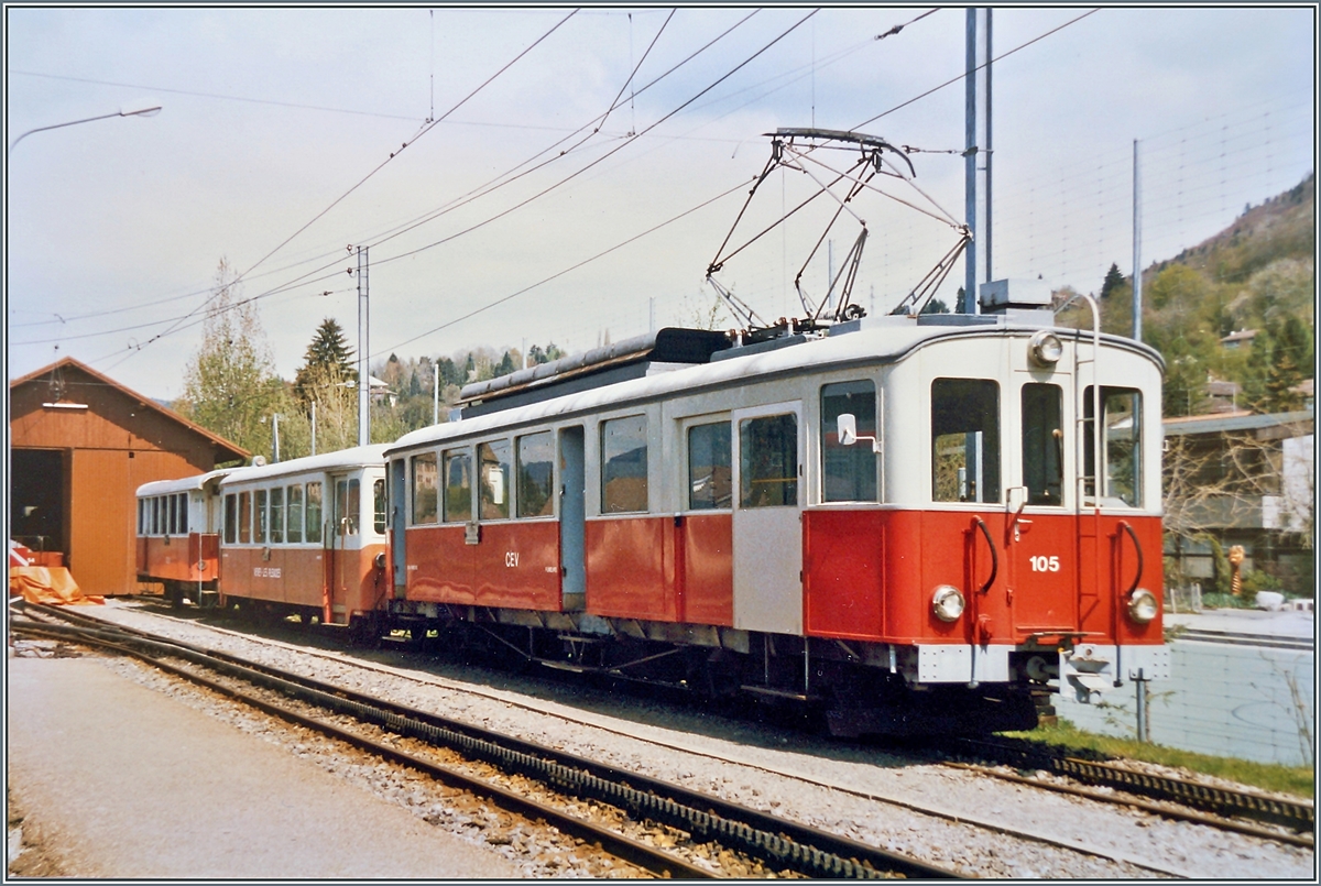 Der CEV BDe 4/4 105 mit zwei CEV Wagen in Blonay. Zu jener Zeit wurde der Triebwagen hin und wieder eingesetzt, meist in Dienstzügen aber ausnahmsweise auch in Regionalzügen. 
Seit langem gibt es Bemühungen, den BDe 4/4 105 wieder aufzuarbeiten. 

Frühsommer 1986

   