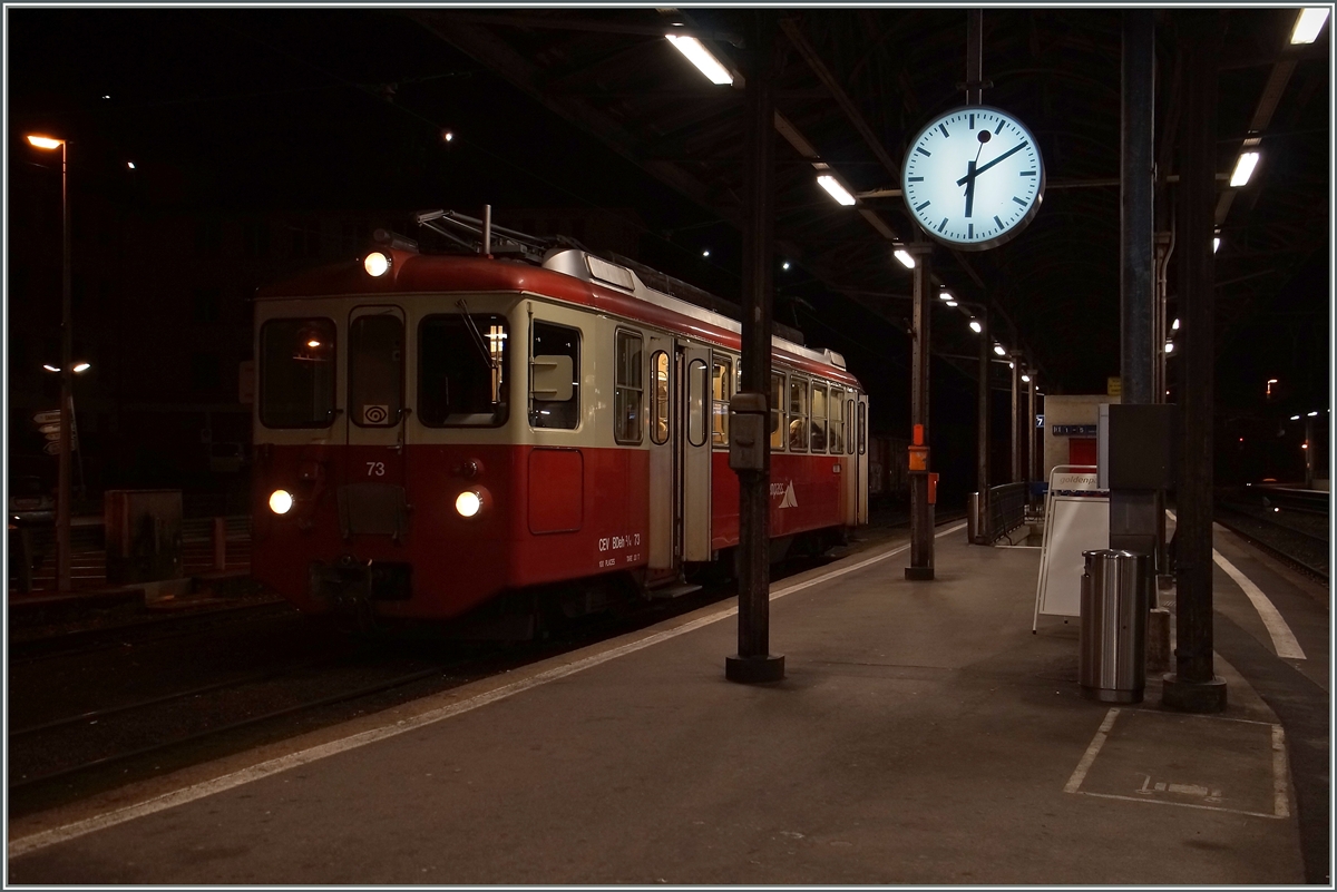 Der CEV BDeh 2/4 73 wartet in Vevey auf die baldige Abfahrt als Regionalzug 1401 nach Lally.   
8. Jan. 2016