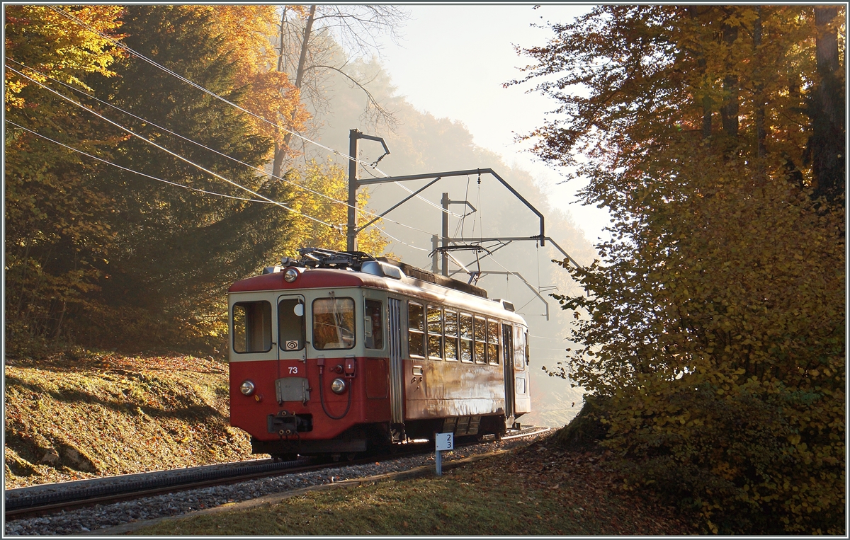 Der CEV BDeh 2/4 73 ist im herbstlichen Wald oberhalb von Blonay Richtung Les Pléiades unterweges.
27. Okt. 2015