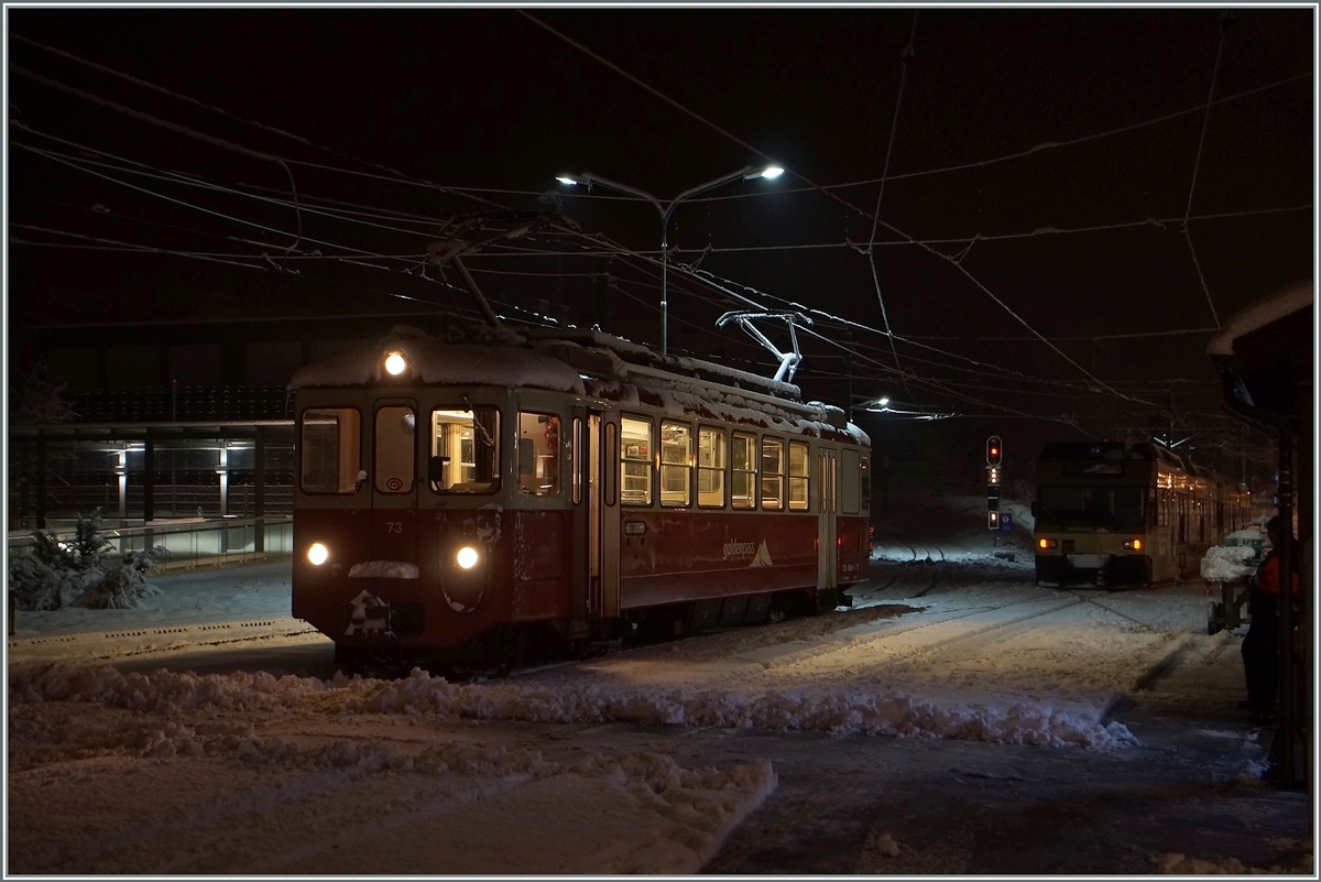 Der CEV BDeh 2/4 N° 73 wartet als erster Zug des Tages in Blonay auf die Abfahrt nach Vevey. 

27. Jan. 2015