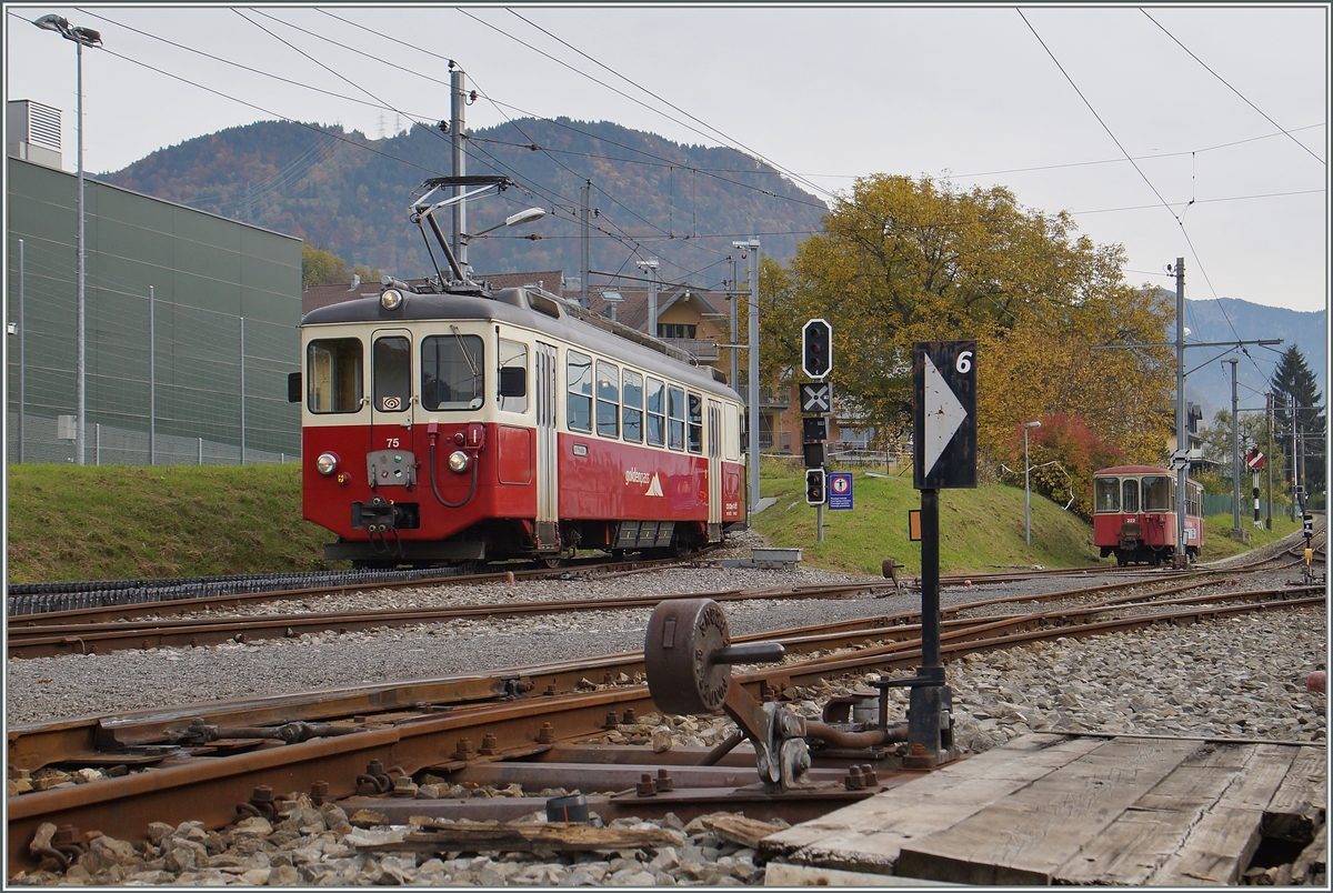 Der CEV BDeh 2/4 N° 75 erreicht von Les Pléiades kommend, den Bahnhof von Blonay.

24. Okt. 2015