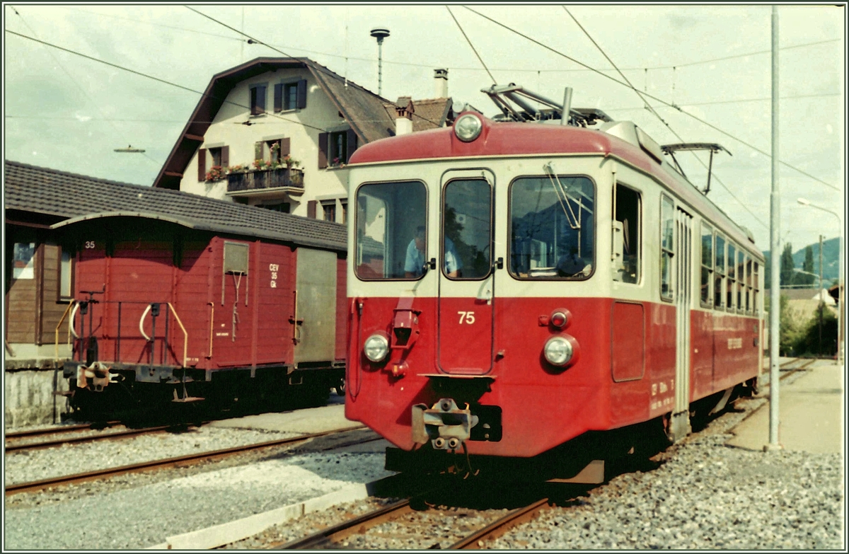 Der CEV BDeh 2/4 N° 75 in Blonay im Sommer 1985 (Gescanntes Foto).
Damals gab es noch Stückgutverkehr, wie der CEV Gk 35 am Güterschuppen zeigt.
August 1985