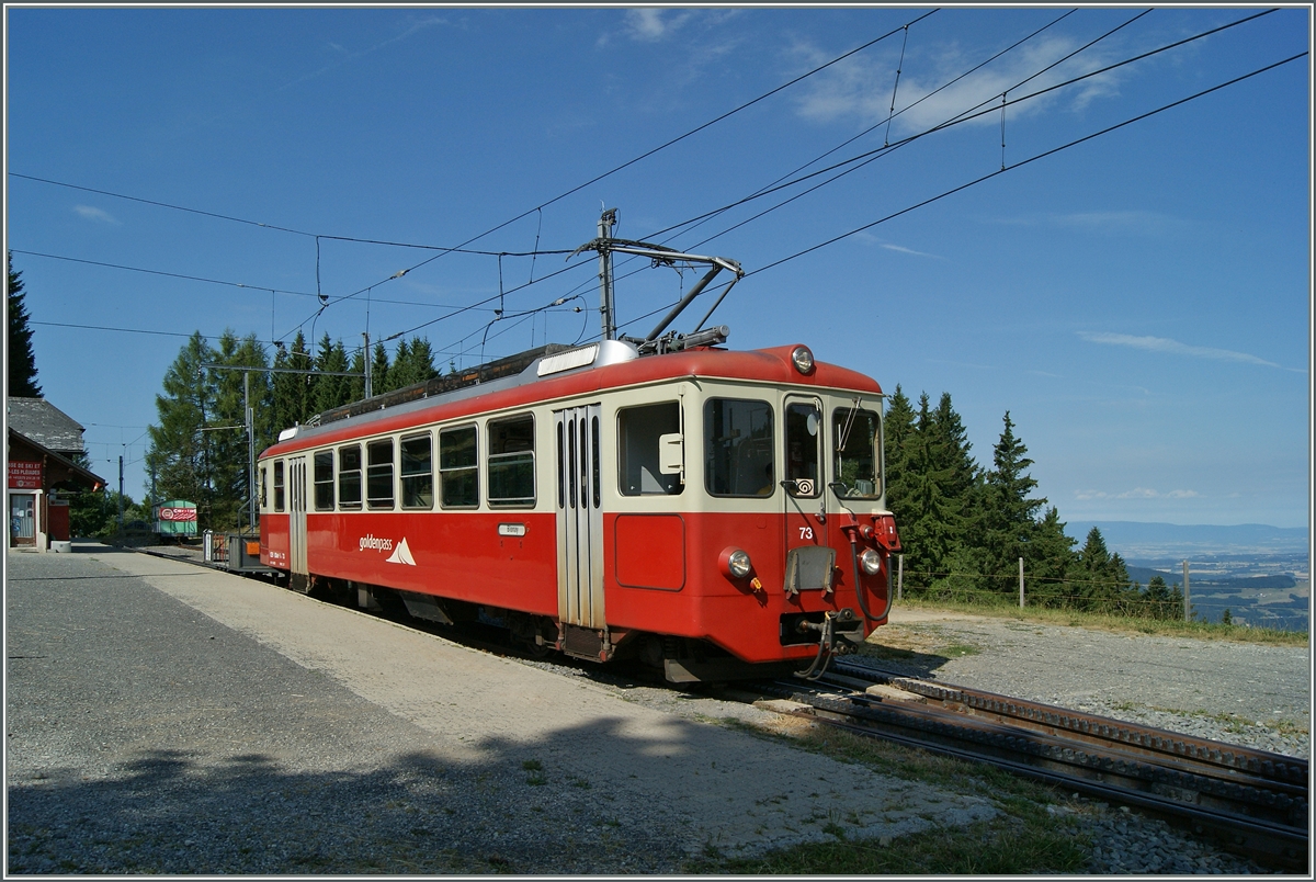 Der CEV BDeh 2/4 N° 73 verlässt als Zug 1378 Les Pléiades. Recht im Bild schweift der Blick weit übers Mittelland bis an den Jura.
22. Juli 2015