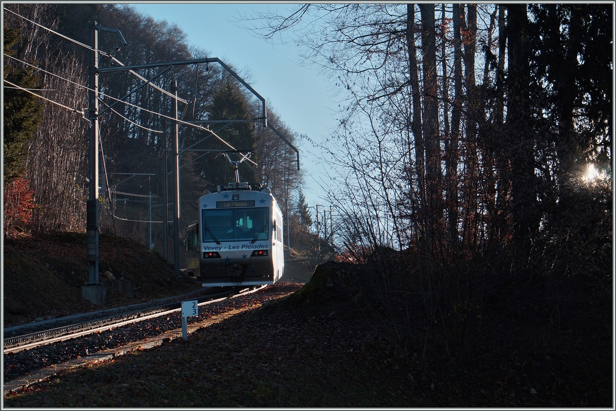Der CEV Beh 2/4 71 mit seinem Bt ist als  Trains des Etoiles  bei Kilometer 2.3 zwischen Blonay und Les Pléiades unterwegs.
23. Dez. 2015