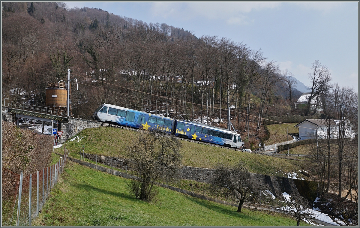 Der CEV Beh 2/4 71 mit Bt  Train des Etoiles  auf der steilen Fahrt Richtung Les Pleiades zwischen Prélaz sur Blonay und Tusinge. Gut zu sehen die neue Fahrleitung und die verstärkte Brücke für den Einsatz der ABeh 2/4. 
13. März 2016