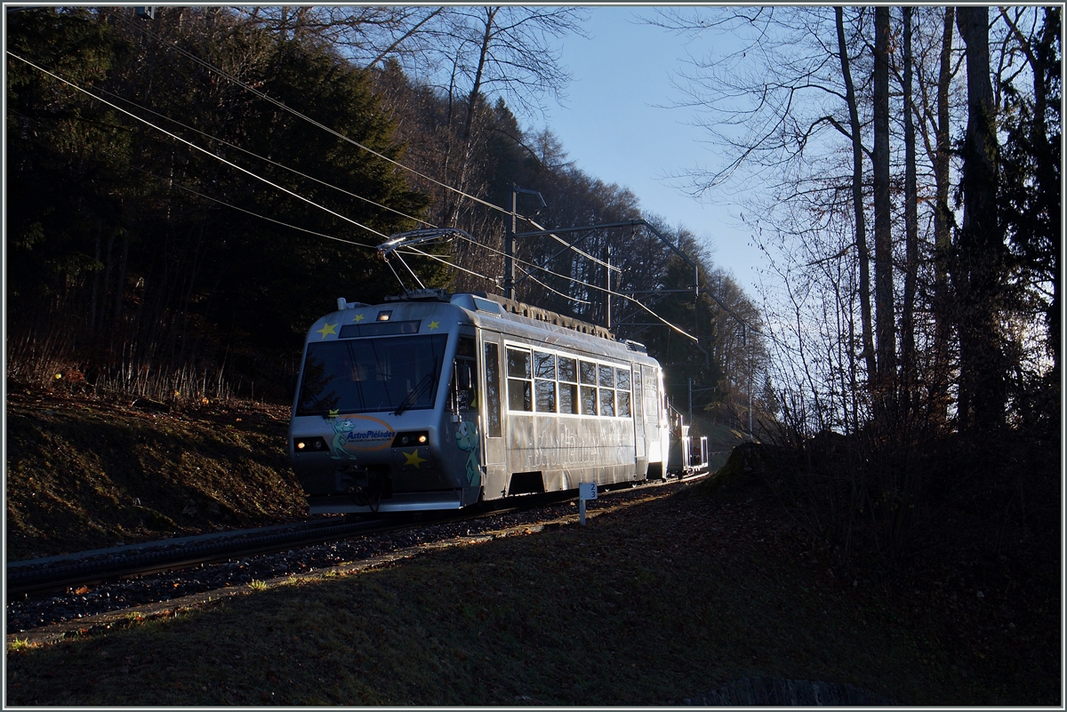Der CEV Beh 2/4 72 als Dienstzug (Zahnstangenputzzug) kurz vor Bois-de-Chexbres am 23. Dez. 2015. 
