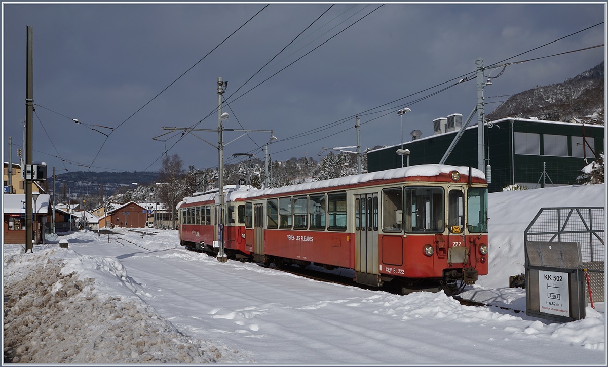 Der CEV Bt 222 mit BDeh 2/4 74 warten in Blonay auf einen neuen Einsatz. 
15. Januar 2017