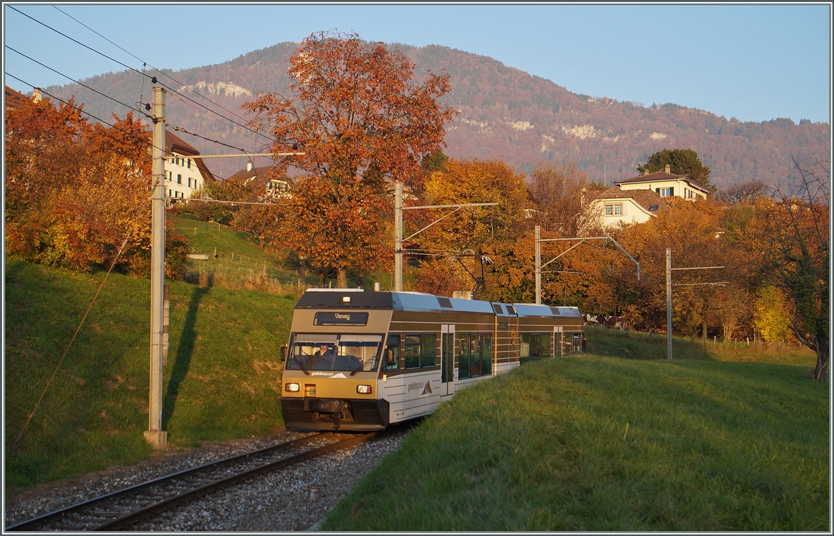 Der CEV GTW Be 2/6  Blonay  erreicht im letzten Sonnenlicht St-Légier. 
2. Nov. 2015