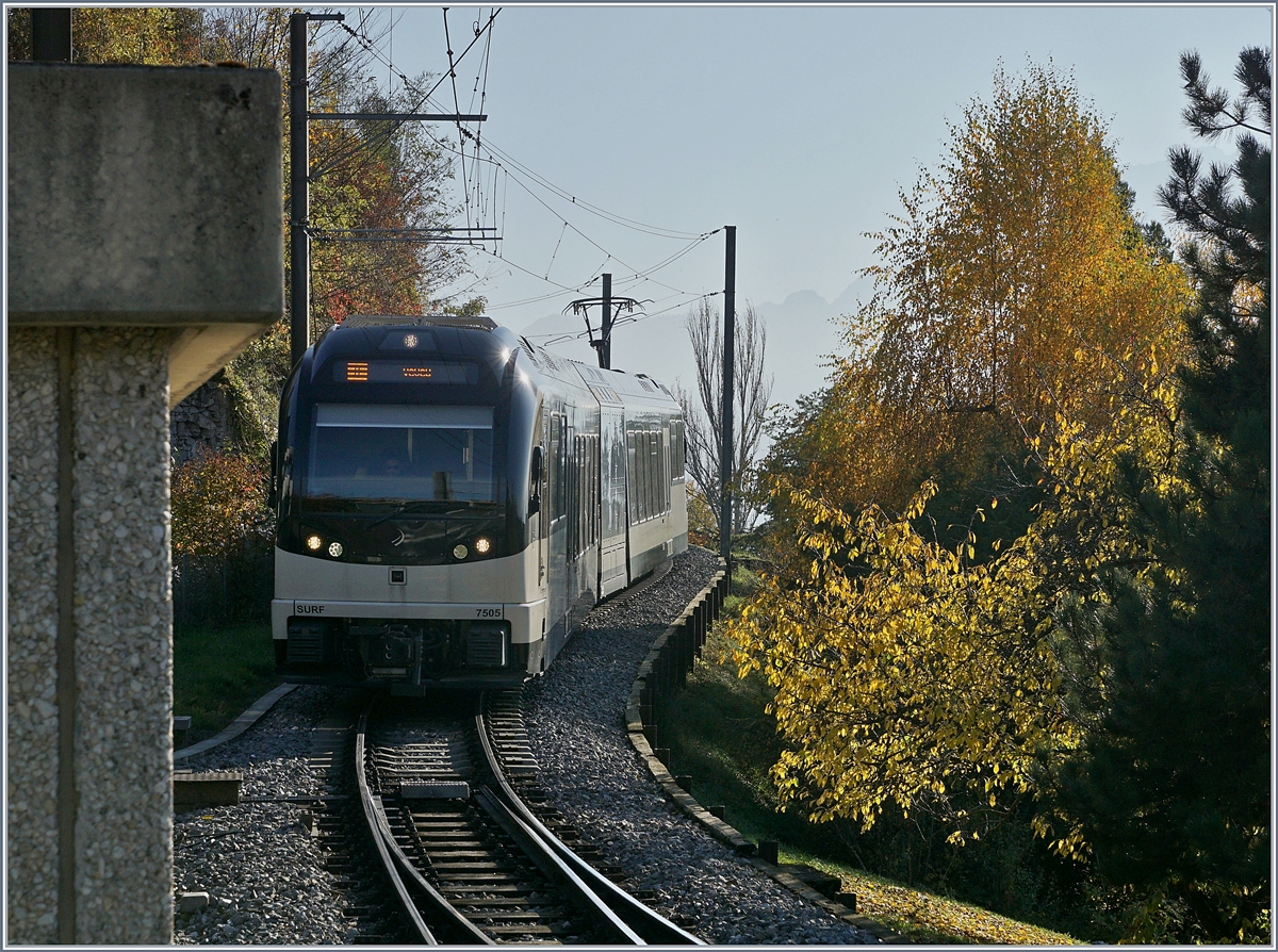Der  CEV MVR ABeh 2/6 7505 erreicht von Les Pléiades kommend den Bahnhof Clies.
14. Nov. 2018