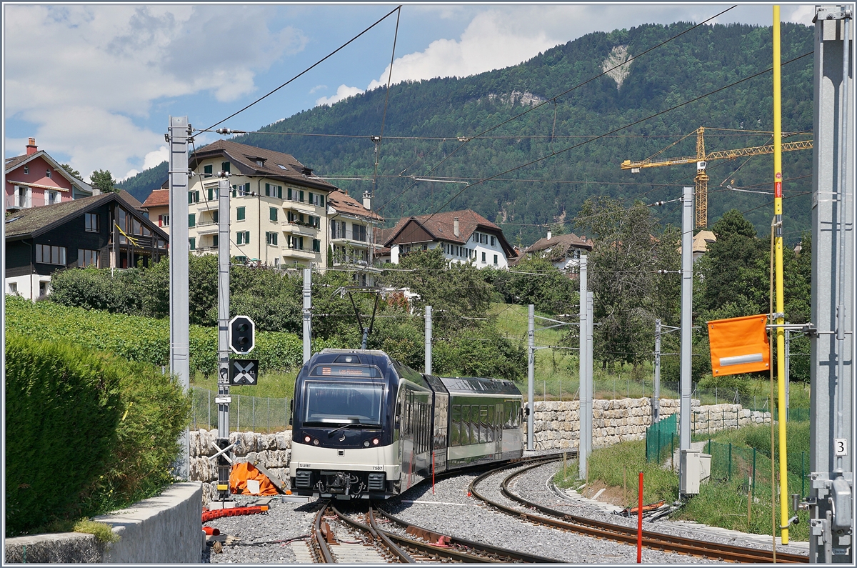 Der CEV MVR ABeh 2/6 7507 verlässt St-Légier Gare Richtung Les Pléiades; der Bahnhof St-Légier Gare ist nun fast fertig gestellt, auch wenn noch kleinere Arbeiten ausgeführt werden müssen wie z.B. die Inbetriebnahme der Weiche welche der Zug garde befährt. 

Fotostandpunk: Auf dem Bahnstieg, siehe Geoposition. 


7. Juli 2019
