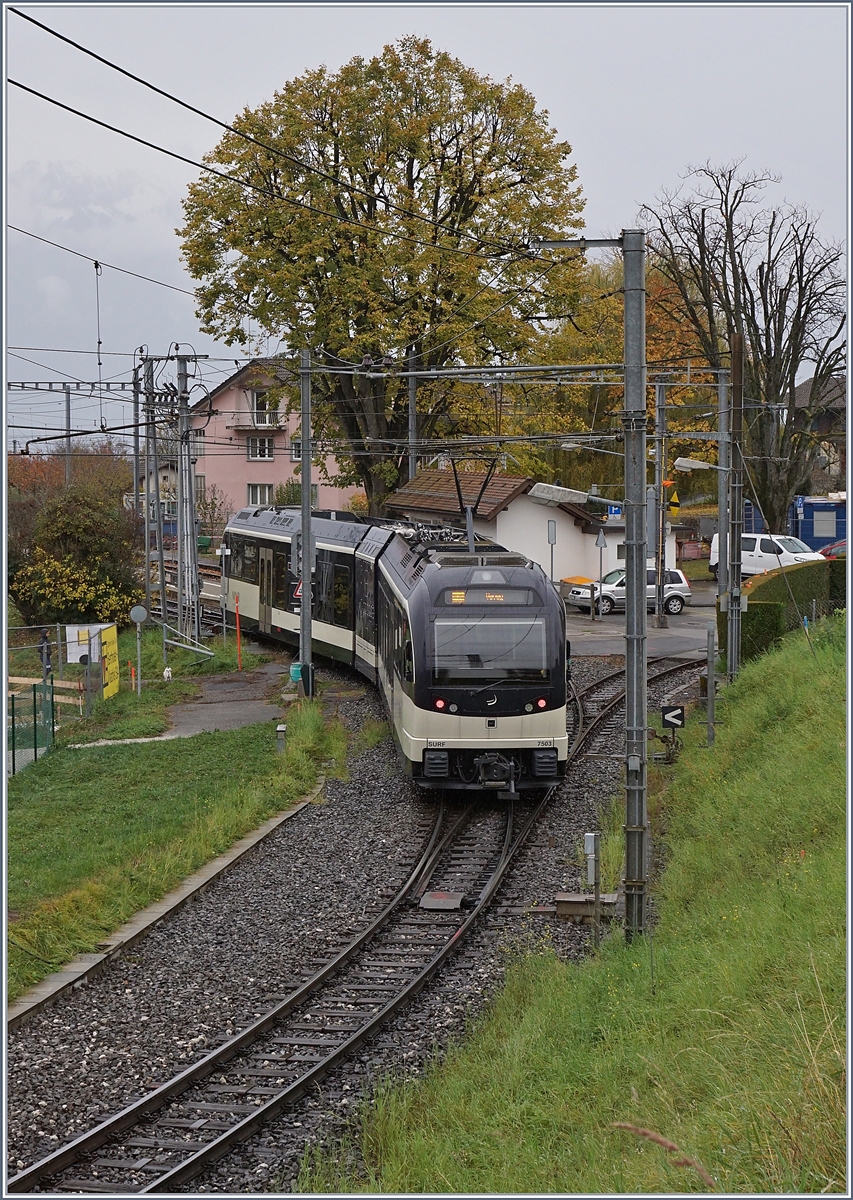 Der CEV MVR ABeh 2/6 N° 7503 von Blonay kommend auf der Einfahrweiche in St-Légier Gare. 

11. Nov. 2019  