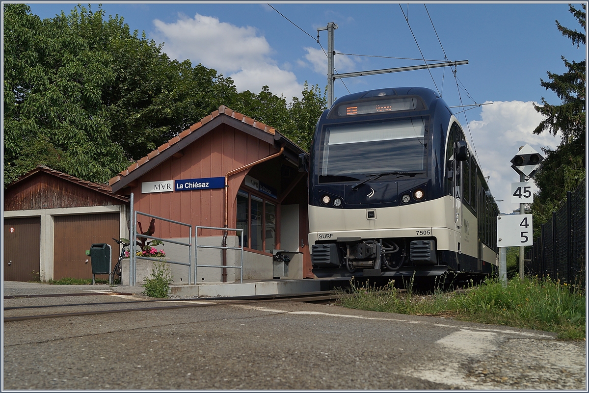 Der CEV MVR ABeh 2/6 7505 beim Halt in La Chiesaz, mit einem für die Gegend typischen Haltestellen-Häuschen. Der Ortsname  La Chiesaz  bietet immer wieder einen Streitpunkt, ob er  italienisch  oder  französisch  ausgesprochen werden soll. 

30. Juli 2019