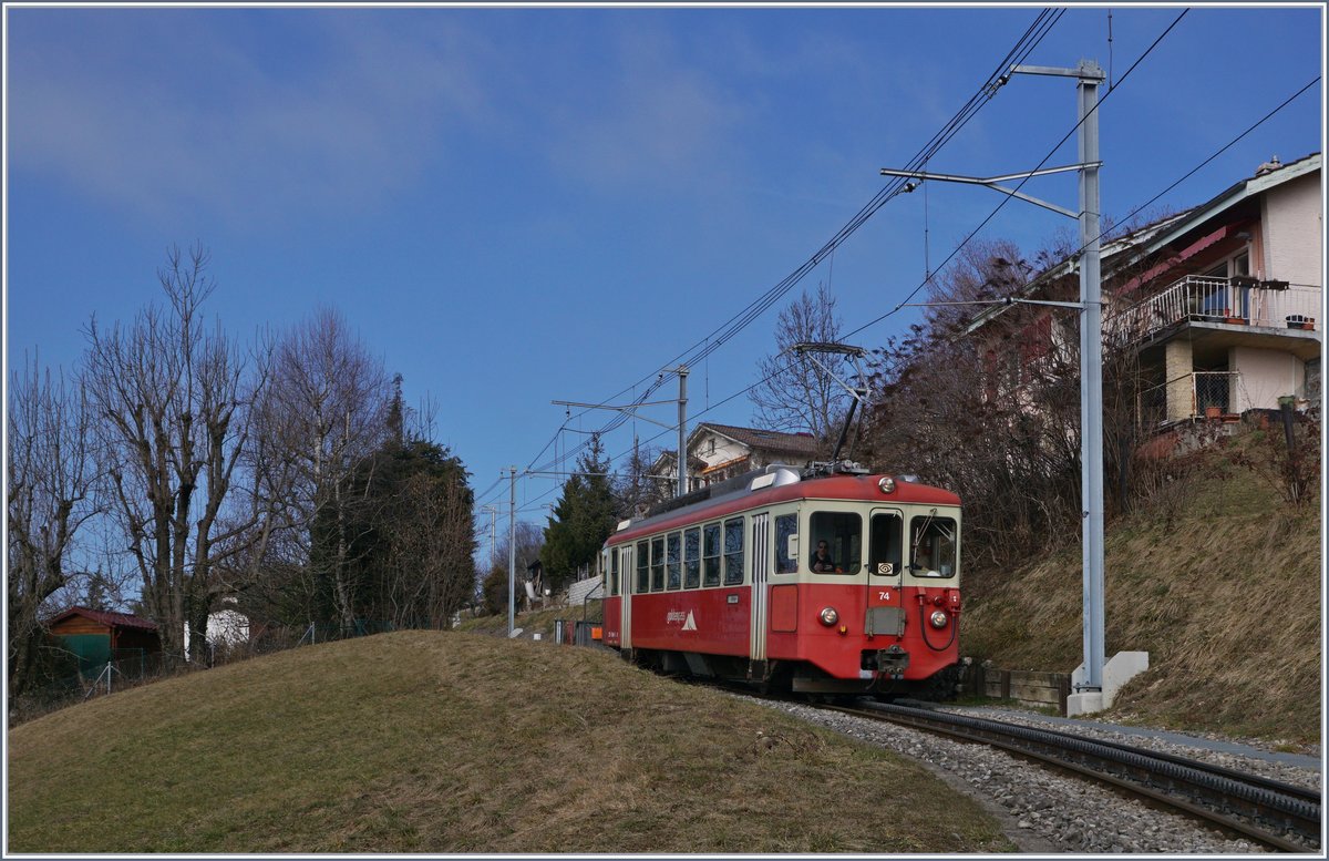 Der CEV MVR BDeh 2/4 N° 74 war als Planzug 1427 von Blonay auf den Les Pléiades gefahren und kommt nun als  Schülerzug  zurück und erreicht in Kürze Blonay.
13. Feb. 2017