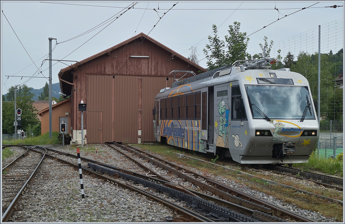 Der CEV MVR Beh 2/4 N° 72 steht vor dem Lok-Schuppen in Blonay.
Links im Bild weisst eine Signaltafel auf die neue Höchstgeschwindigkeit von 50 km/h hin, die in diesem Abschnitt bis Château de Blonay gilt. 
3. Juli 2019