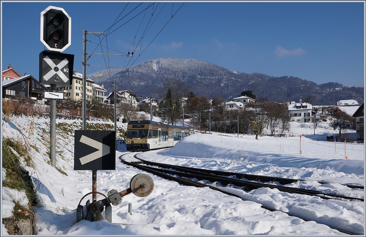 Der CEV MVR GTW Be 2/67003  Blonay  erreicht als Regionalzug nach Vevey St-Légier Gare.
Das Bild ist gut ein Jahr alt und bereits  historisch : die CEV Be 2/6 wurden zur asm weitergegeben und seit dem 11. Dez. wird der Bahnhof St-Légier grundlegend umgebaut.
18. Jan. 2017