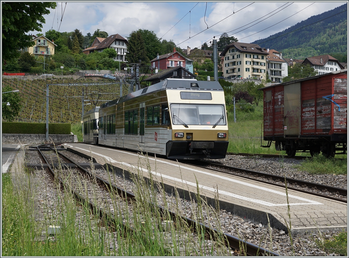 Der CEV MVR GTW Be 2/6  Bloany  und ein weiterer beim Halt in St-Légier Gare. Während des zurückliegenden Jahres wurde der Bahnhof grundlegend erneuert und die CEV GTW Triebwagen haben bei der ASM und MIB einen neue Heimat gefunden. 

16. Mai 2016