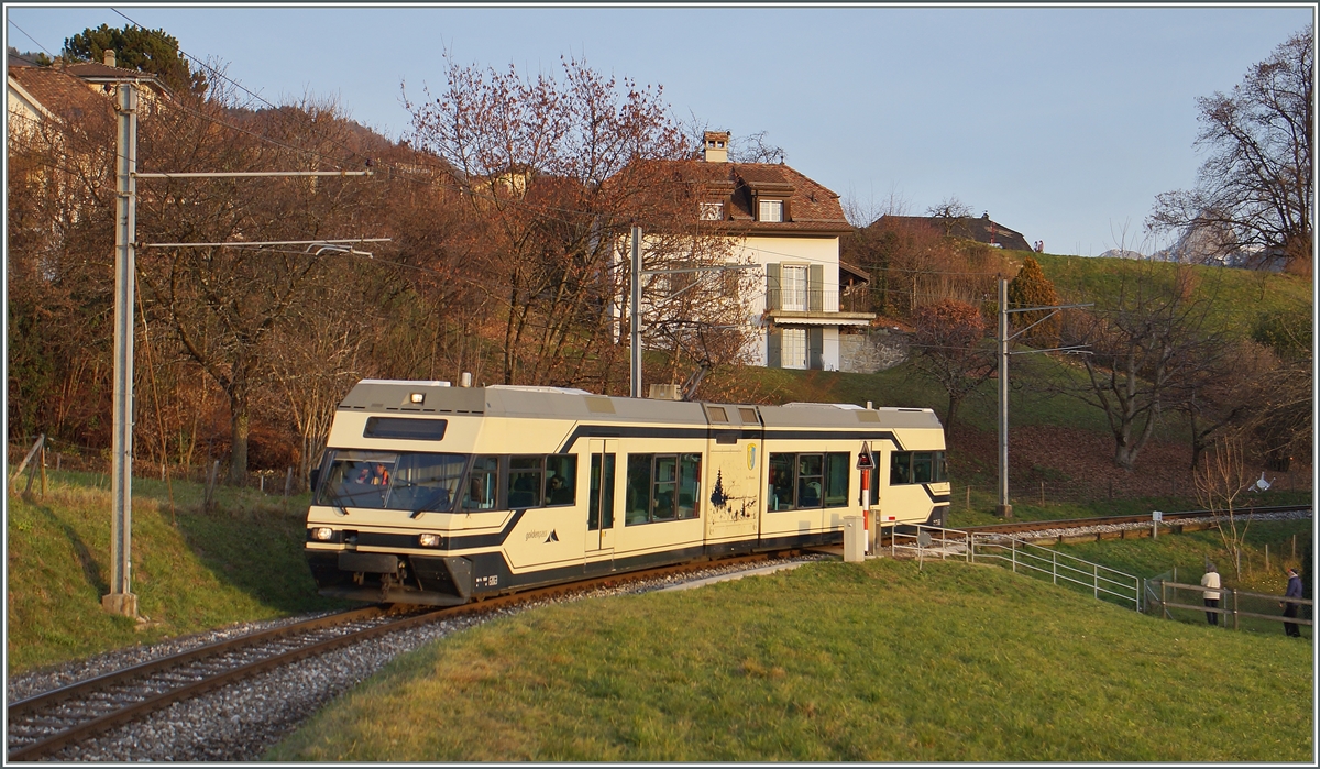 Der CEV MVR GTW Be 2/6 7001  Vevey  erreicht in Kürze St-Légier Gare. An diesem Tage wird der erste der neuen ABeh 2/6 der Öffentlichkeit vorgestellt und somit auch das Ender der Be 2/6 bei der CEV/MVR eingeläutet. Und so wird der CEV MVR Be 2/6 7001 ein paar Jahre später als Be 2/6 511 bei der asm zwischen Langenthal und St.Urban hin und her pendeln. 

11. Dez. 2015