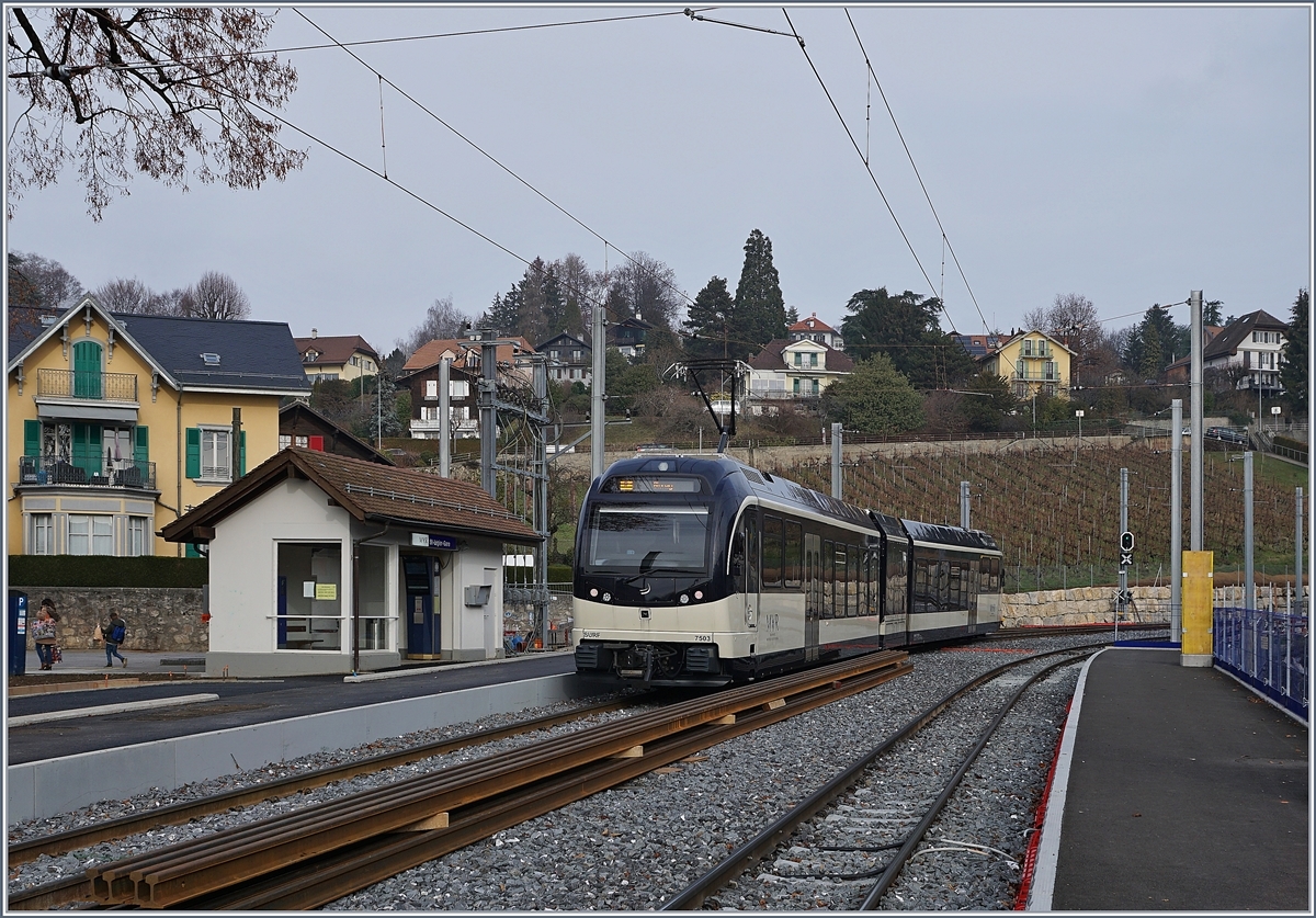Der CEV MVR SURF GTW ABeh 2/6 7503  Blonay-Chamby  beim Halt im vollständig neu gestalteten Bahnhof St-Légier Gare. Das kleine Wartehäuschen (und auf diesem Bild nur angedeutet) der mächtige Baum auf dem Bahnhofsplatz sind bei den grundlegenden Umbauarbeiten zum Glück erhalten geblieben. 
28. Dez. 2018