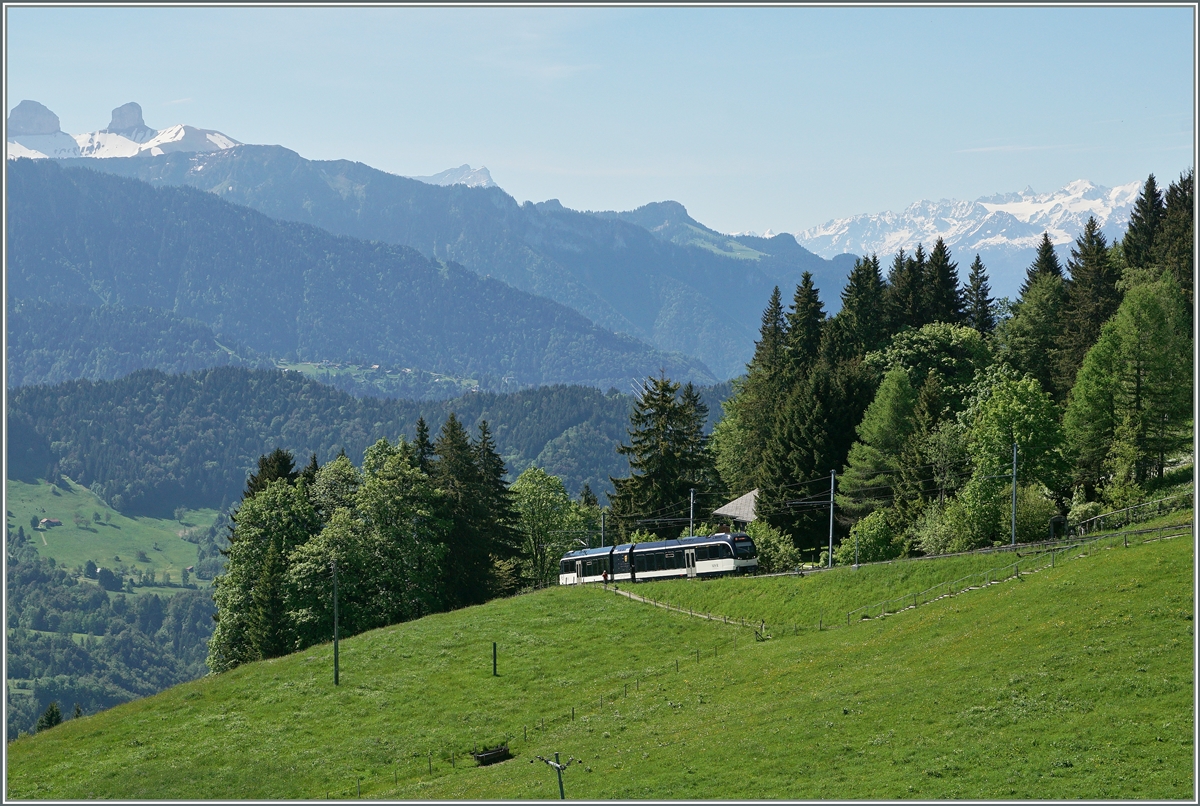 Der CEV  MVR SURF GTW ABeh 2/6 7502  Blonay  erreicht als Regionalzug 1425 in Kürze die Gipfelstation Les Pléiades. 
10. Juni 2016