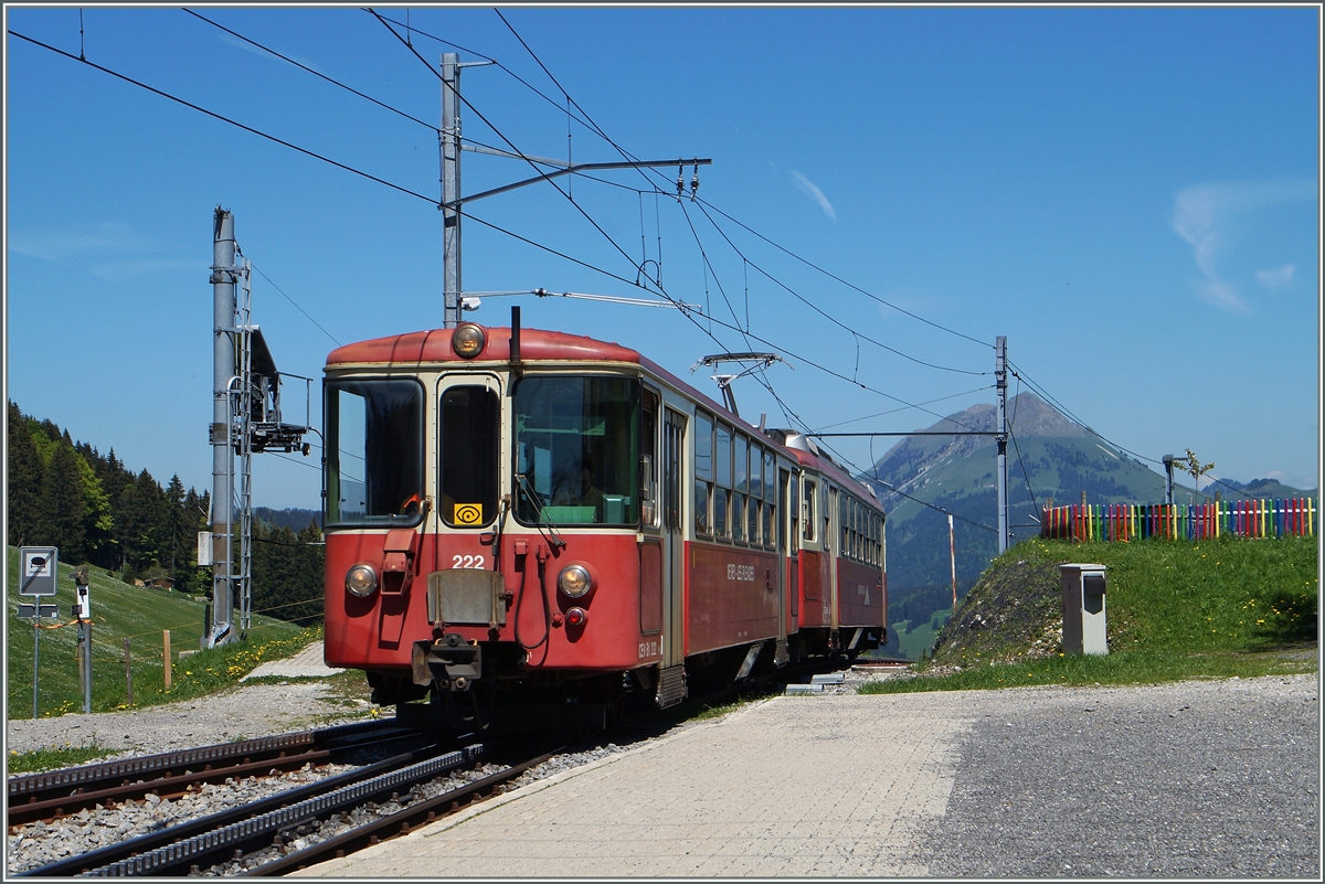 Der CEV Regionalzug 1387 erreicht mit dem Bt 222 und dem schiebenden BDeh 2/4 74 sein Ziel Les Pleiades.
 18. Mai 2015 