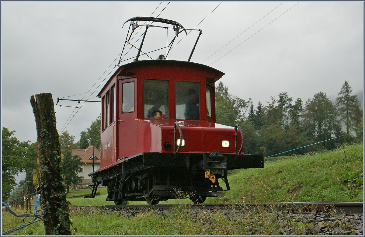 Der CEV Te 2/2 82 (Baujahr 1938) auf grosser Fahrt bei Chaulin aus dem Anlass des 50. jährigen  Jubiläums  der Betriebseinstellung des Personenverkehrs zwischen Blonay und Chamby (1966). Wobei um die Jahrtausendwende versuchsweise erneut einige Züge fuhren und die Strecke im Museumsbahnbetrieb der B-C und zur Rollmaterialzu- und Abfuhr der MOB weiter genutzt wird.   

17. Sept. 2016