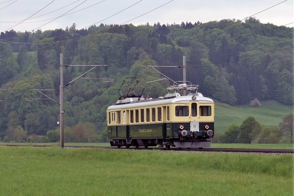 Der CFe 2/4 101 der ehemaligen SENSETALBAHN/STB auf Sonderfahrt am Muttertag vom 8. Mai 2022 bei Hermiswil.
Foto: Walter Ruetsch