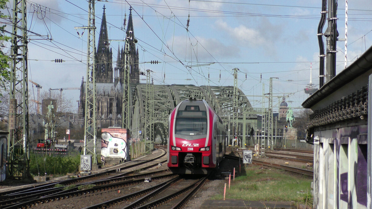 Der CFL KISS 2308 verlässt die Hohenzollernbrücke am 09.04.2022 als IC von Luxembourg nach Düsseldorf und durchfährt den Bahnhof Köln Messe/Deutz.