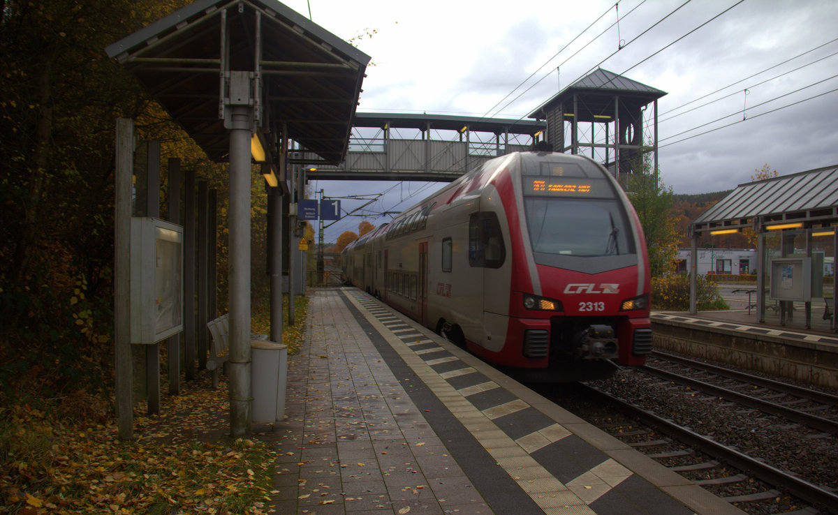 Der CFL Kiss 2313 fährt als RE11 aus Luxemburg-Hbf(L) nach Koblenz-Hbf(D) und kommt aus Richtung Trier und fährt durch Salmtal in Richtung Koblenz.
Aufgenommen vom Bahnsteig 1 in Salmtal. 
Bei Regenwolken am Nachmittag vom 11.11.2018.