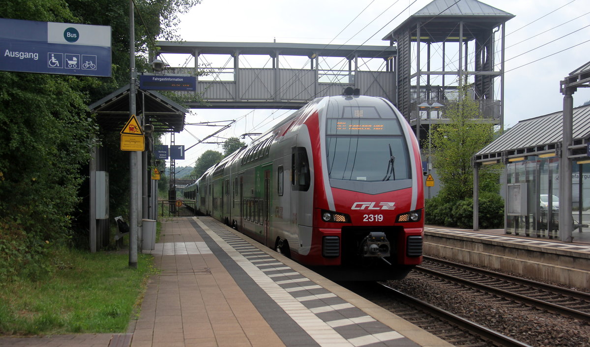 Der CFL Kiss 2313 fährt als RE11 aus Luxemburg-Hbf(L) nach Koblenz-Hbf(D) und kommt aus Richtung Trier und fährt durch Salmtal in Richtung Koblenz. 
Aufgenommen vom Bahnsteig 1 in Salmtal. 
Bei Sonne und Regenwolken am Nachmittag vom 7.8.2019.