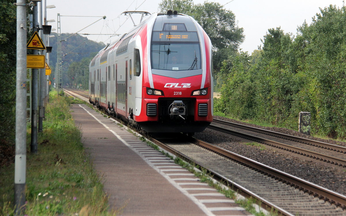 Der CFL Kiss 2318 mit dem IC (Düsseldorf-Hbf(D) nach Luxemburg-Hbf(L)  und kommt aus Richtung Köln,Bonn und fährt durch Namedy in Richtung Koblenz. 
Aufgenommen vom Bahnsteig 2 in Namedy. 
Bei Sommerwetter am Nachmittag vom 17.8.2018.