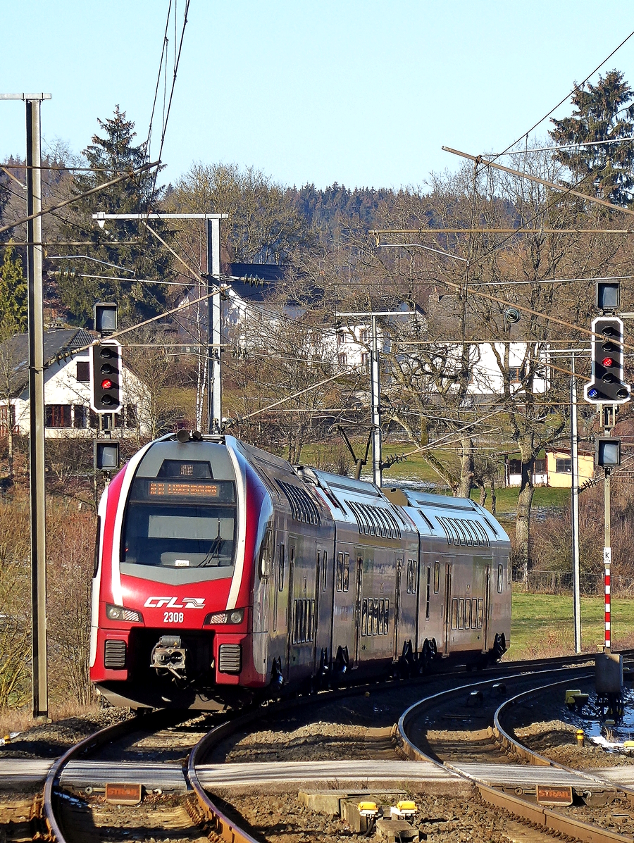 Der CFL KISS Z 2308 fhrt am 21.01.2019 in den Bahnhof von Wilwerwiltz ein. Der Triebzug bediente als RE 3737 Troisvierges-Luxembourg die luxemburgische Nordstrecke. (Jeanny) 