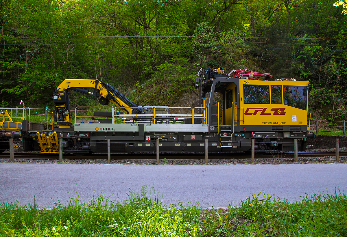 
Der CFL Robel 722 ein Robel Interventions- und Instandhaltungsfahrzeug 54.22 (IIF), Schweres Nebenfahrzeug Nr. 99 82 9136 722-0 L-CFLIF (Véhicule secondaire lourd Nr.) der CFL Infrastruktur ist am 14.05.2016 in Kautenbach (Luxemburg) auf dem Gleis nach Wiltz mit einem Oberleitungsmontagezug abgestellt.

Das Fahrzeug wurde 2010 von der ROBEL Bahnbaumaschinen GmbH in Freilassing unter der Fabriknummer 54.22 – 0081 gebaut und an die CFL geliefert. Beide Achsen des Fahrzeuges werden hydrostatisch angetrieben, zudem ist das Fahrzeug mehrfachtraktionsfähig.

Zur Instandhaltungsausrüstung gehören:
- Palfinger Kran vom Typ PKR 200 D, Hubmoment16,2 mt, Max. Reichweite 14,7 m, Hubkraft 910 kg bei max. Reichweite
- Stromabnehmer mit Zusatzeinrichtung zum Erden des Stromabnehmers 
- Palfinger PFD 99 Fahrdraht- und Tragseilpositionierer. Das Gerät verfügt über zwei getrennt fernsteuerbare Manipulatoren-Arme, mit denen alle in der    Fahrleitungskette auftretenden Eckzüge und Lotlasten aufgebracht werden können.

TECHNISCHE DATEN:
Anzahl der CFL Serie 720: 2
Nummerierung: 721 und 722
Baujahr: 2010
Spurweite: 1.435 mm
Offizieller Name:  54.22 / Interventions- und Instandhaltungsfahrzeug (IIF) 
Achsenanzahl: 2
Achsformel: B
Länge über Puffer: 15.100 mm
Achsabstand: 9.000 mm
Raddurchmesser: 920 mm (neu)
Breite: 3.140 mm
Eigengewicht: 39 t
Maximale Nutzlast: 5 t
Max. Anhängelast: 1062 t
Leistung: 500 kW 
Höchstgeschwindigkeit: 100 km/h 
Zugelassene Personenzahl: 7
Kleister befahrbarer Gleisbogen: R 150 m