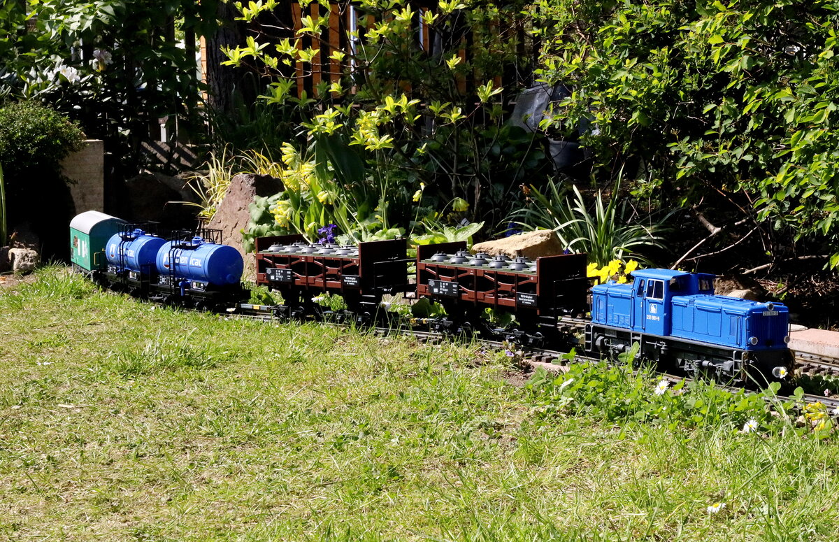 Der Chemiezug fährt auch am 1. Mai, die Säuretopfwagen sind  auf Rollböcken aufgebockt.
01.05.2022  12:42 Uhr.