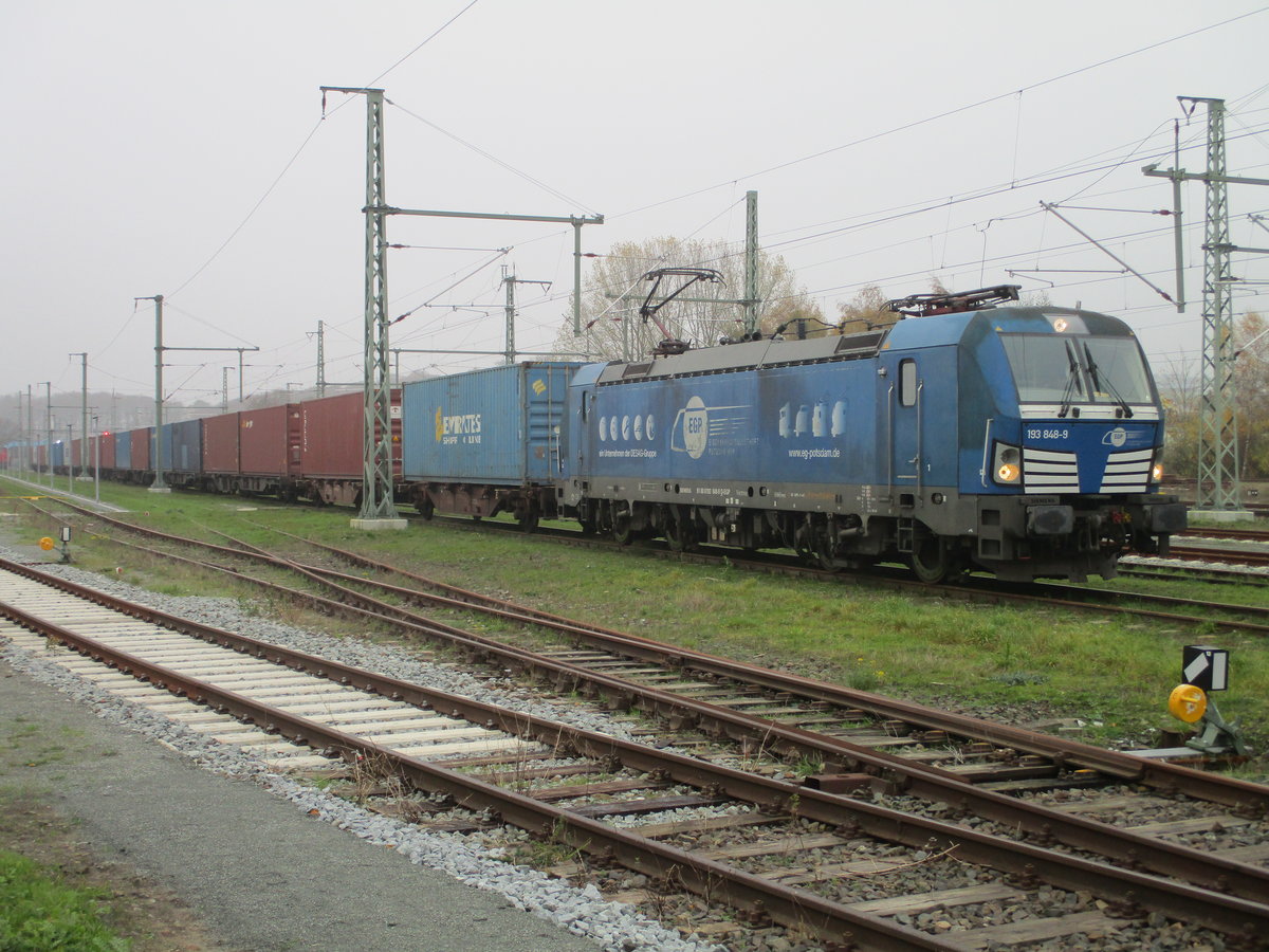 Der Chinacontainerzug mit der EGP 193 848,am 10.November 2020,im vernebelten Bergen/Rügen.